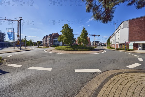 Roundabout, sidewalk, lantern, general architecture, commercial building, residential building,