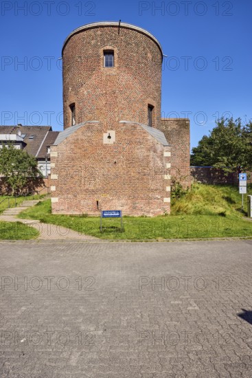 Holkensturm, historic city fortification, tower, residential building, general development, meadow,