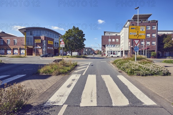 Pedestrian crossing, zebra crossing, central island, flower bed, general architecture, commercial