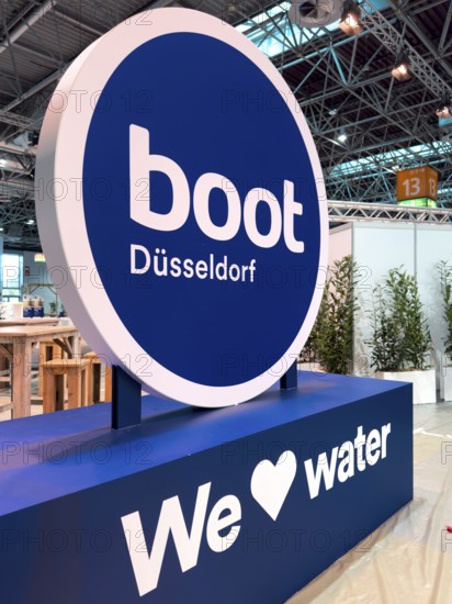 Press photo of three-dimensional logo Messe boot with lettering We Love Water, Messe Boot