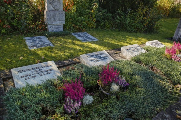 Großengstingen cemetery, gravestones of the ducal family at Lichtenstein Castle, memorial plaques,