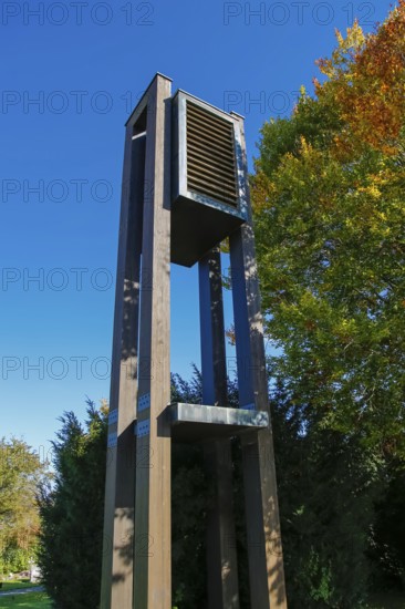 Großengstingen cemetery, ringing at the announcement hall, deciduous tree, autumn colors, colorful