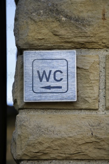 WC sign, signpost on wall, cemetery of Großengstingen, writing, letters, arrow, Großengstingen,