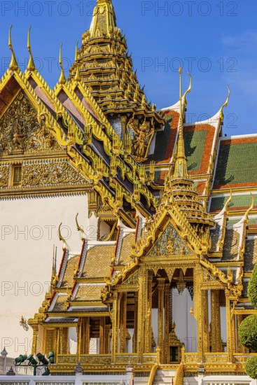 The Grand Royal Palace, Chakri Maha Prasad Throne Hall with overlapping roofs and curved chofas,