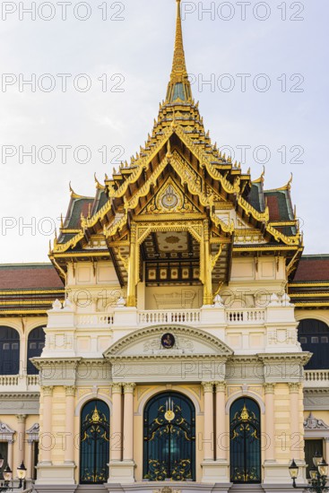 The Grand Royal Palace, the main entrance to the Chakri Maha Prasad throne hall with overlapping