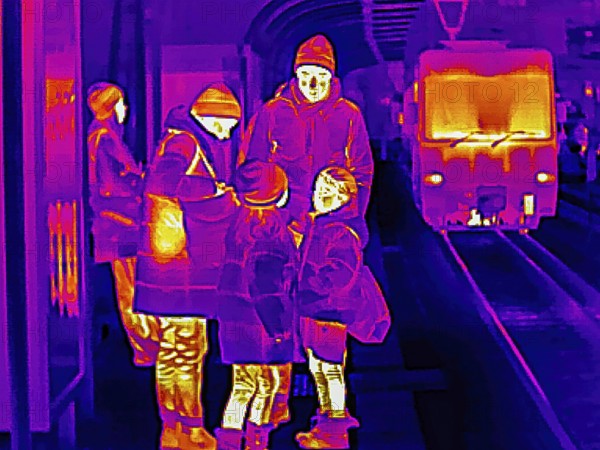 Thermal image or thermography, symbolic photo, interpolated. A family with children is waiting for