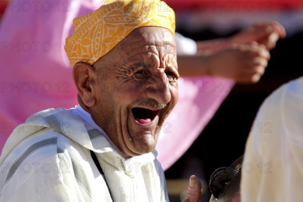 An elderly man laughs heartily during the traditional Berber festival, Ma El Kelâa m'Gouna, Fête