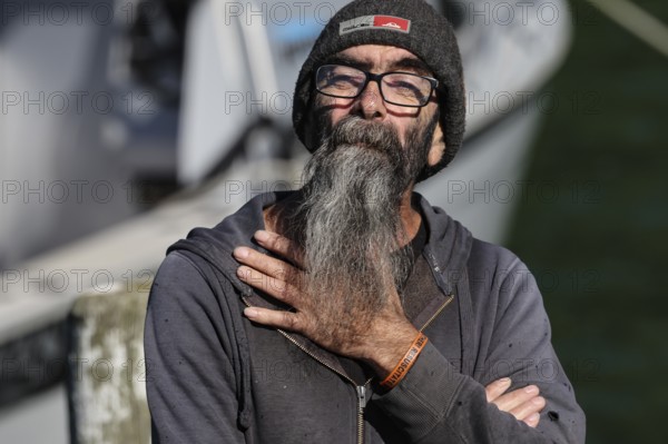 Elderly man with long grey beard delivering mail at Pelorus Mailrun