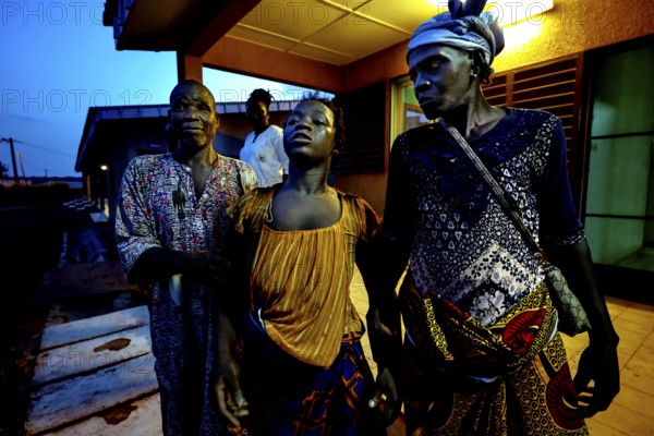 Careful accompaniment of a patient at night in a hospital, caring atmosphere, Korhogo, Côte