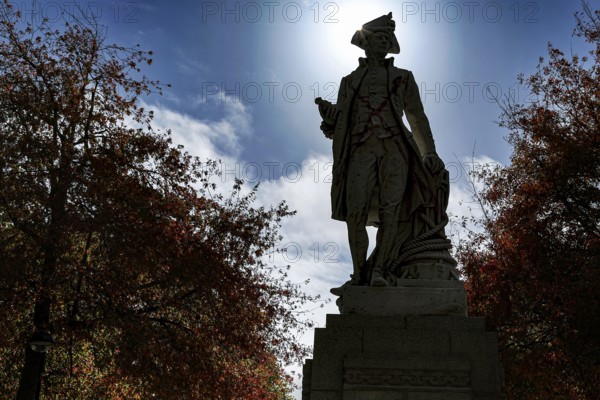 James Cook monument surrounded by autumn leaves in Christchurch in sunlight, Christchurch, zero,