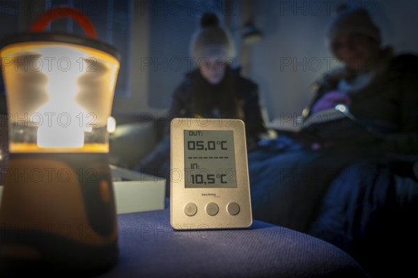 Symbolic picture blackout, extensive, prolonged power failure, in private surroundings, thermometer