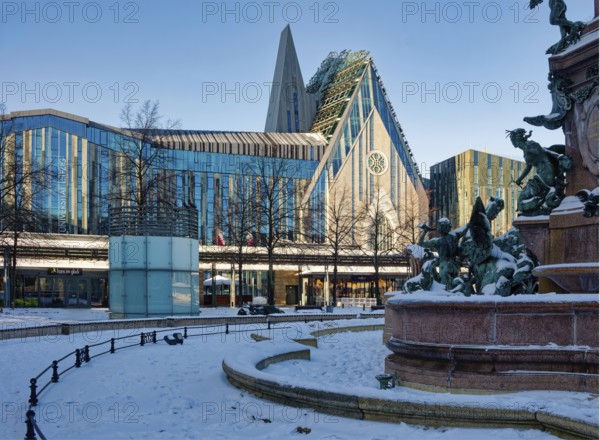 Mendebrunnen, University of Leipzig, lecture hall building and Paulinum on Augustusplatz in winter
