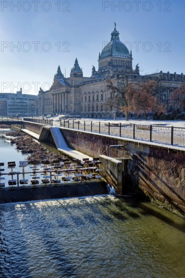Pleißemühlgraben in front of the Federal Administrative Court, former imperial court in winter with