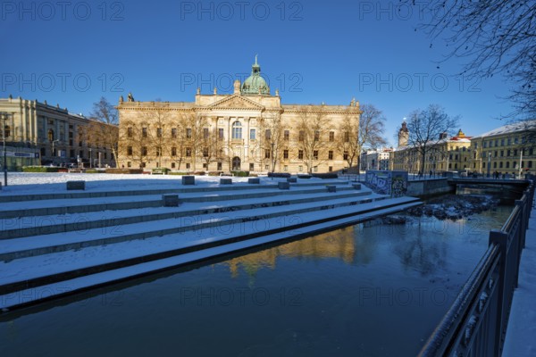 Pleißemühlgraben in front of the Federal Administrative Court, former Reichsgericht, in winter with