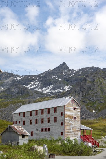 Workers accommodation, former Gold Mine Independence Mine building in mountainous landscape,