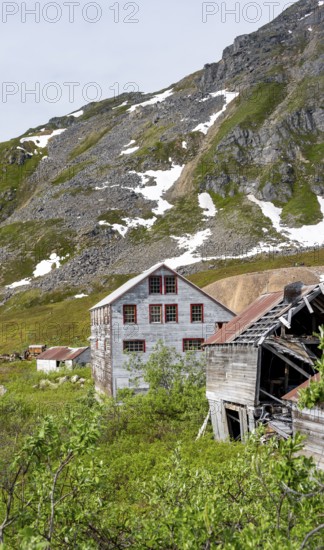 Building of the former Gold Mine Independence Mine in mountainous landscape, Independence Mine