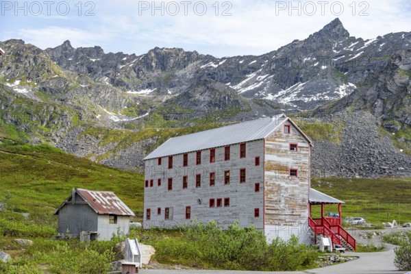 Workers accommodation, former Gold Mine Independence Mine building in mountainous landscape,