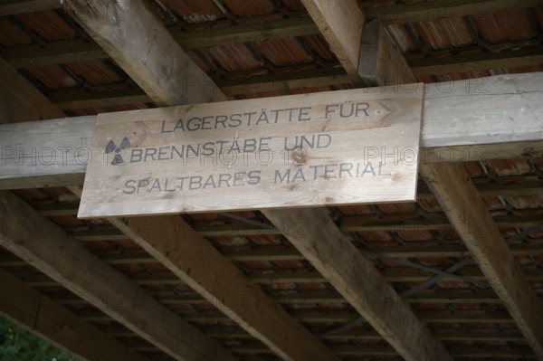 Wooden sign under a roof with reference to a deposit for fuel rods and fissile material,