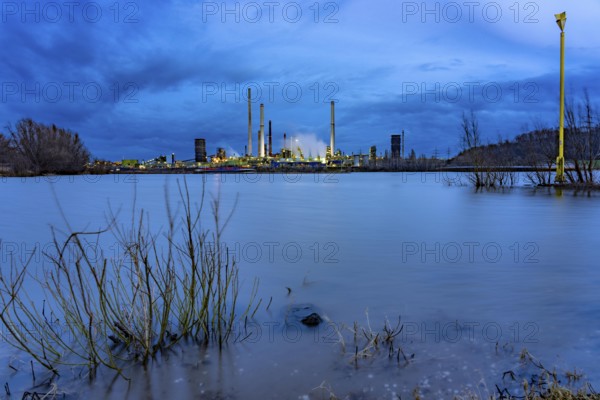 Rhine near Duisburg-Bruckhausen, industrial setting of the ThyssenKrupp steel plant, Schwelgern