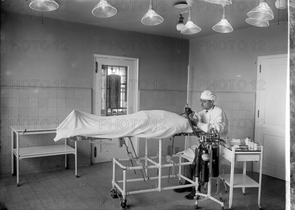 Operation, anesthetist, anesthesia with laughing gas, medicine, history of medicine, photograph,