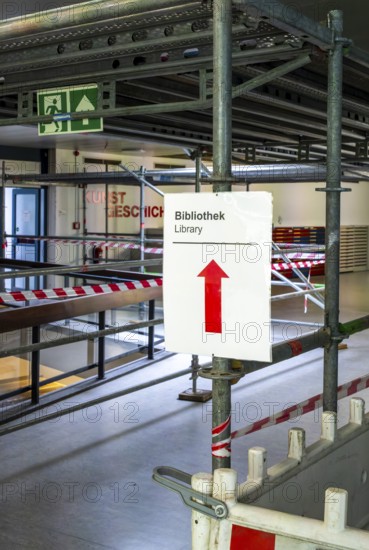 Technical University in Berlin, provisional information sheets and signs at an indoor construction