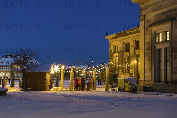 Mulled wine stand behind the Schinkelwache with a view of the Semper Opera House with fairy lights
