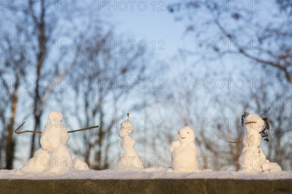 Little snowmen are standing in Volkspark Friedrichshain on 07.01.2026