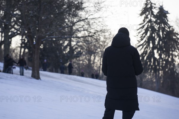 A man with a long coat stands in Volkspark Friedrichshain on 07.01.2026