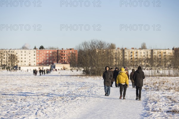 People walk on Tempelhofer Feld in Berlin on 11.01.2026