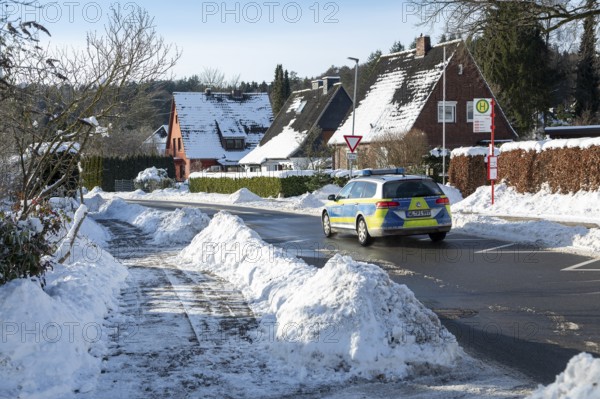 Snowy street, police car, houses, winter, snow, Sieversen, Samtgemeinde Rosengarten, Lower Saxony,