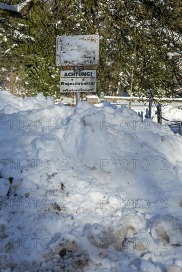 Snowy sign, snow piles, limited winter maintenance, winter, snow, Sieversen, Samtgemeinde