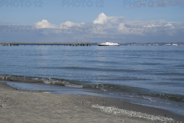 Excursion boat goes to pier, beach, wave, Binz, seaside resort, island of Rügen, Baltic Sea,