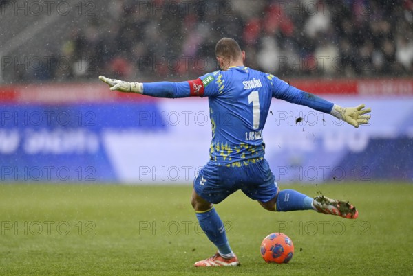 Goalkeeper Marvin Schwäbe 1. FC Koeln KOE (01) Action kick off snow, snow drift, winter,