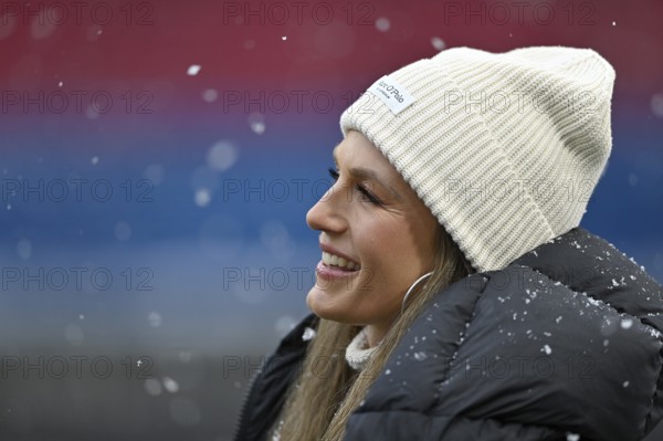 SKY reporter presenter Mara Mones wears hat Portrait Snow, Snow, Winter, Voith-Arena, Heidenheim,