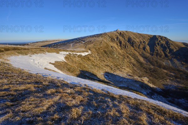 View over a snow-covered mountain landscape with clear skies and wide views, winter, Route de