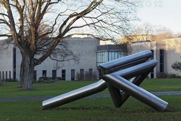 Metal sculpture 17-70 by Erich Hauser, Skulpturenpark Lehmbruck-Museum, Immanuel-Kant-Park,