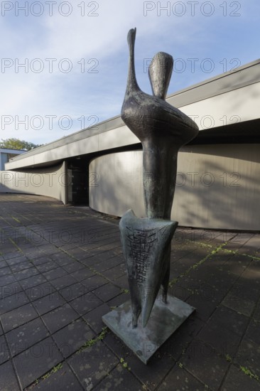 Bronze sculpture Great Nike by Bernhard Heiliger in front of the Lehmbruck wing, Skulpturenpark