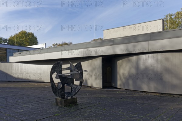 Geometric sculpture between two worlds by Berto Lardera in front of the Lehmbruck-Wing,