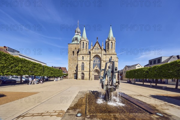 St. Victor Church, Victor Fountain, sculptor Ferdinand Starmann, general architecture, trees,