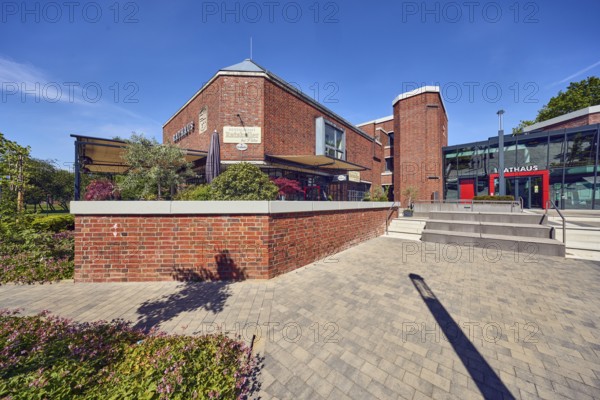 Town Hall, Restaurant Ratskeller bei Petro, brick building, modern architecture, entrance,
