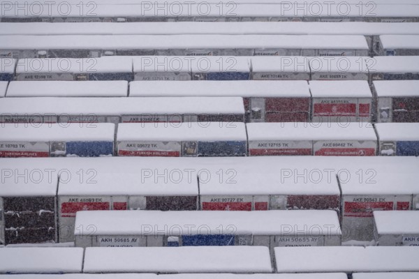 The onset of winter in North Rhine-Westphalia, flight operations are maintained at Düsseldorf