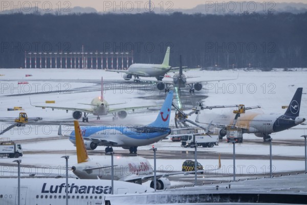 The onset of winter in North Rhine-Westphalia, flight operations are maintained at Düsseldorf