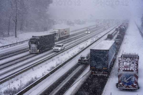 The onset of winter in North Rhine-Westphalia, heavy snowfall, A3 motorway near Hilden, near