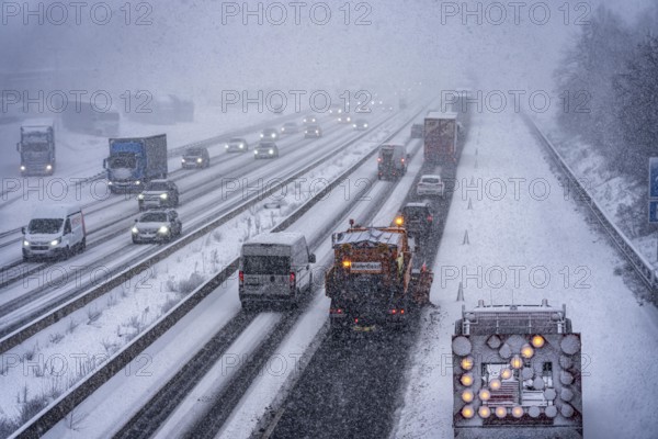The onset of winter in North Rhine-Westphalia, heavy snowfall, A3 motorway near Hilden, near