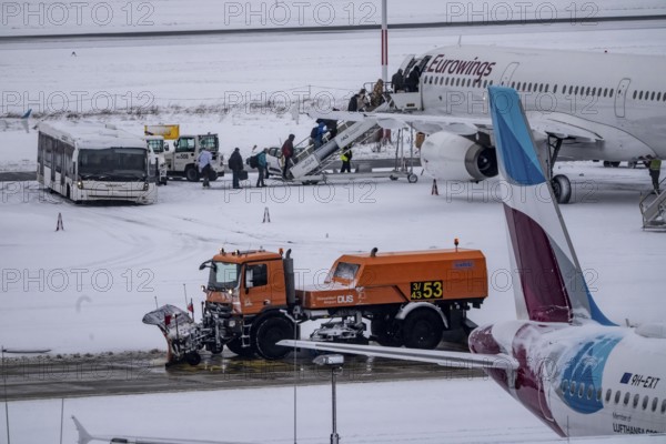 The onset of winter in North Rhine-Westphalia, flight operations are maintained at Düsseldorf