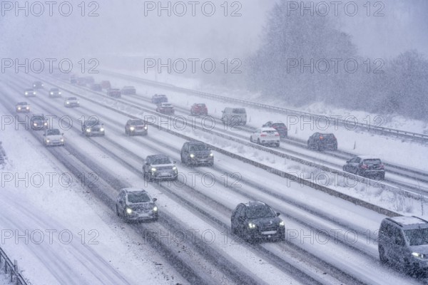 The onset of winter in North Rhine-Westphalia, heavy snowfall, A3 motorway near Hilden, near