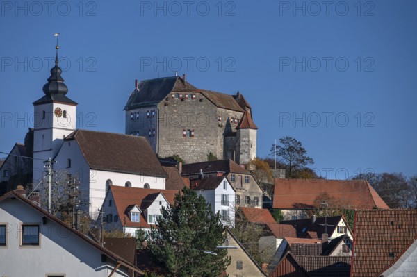 Hiltpoltstein Castle, 12th century, on the left parish church of St. Matthäus, Blauer Himmel,