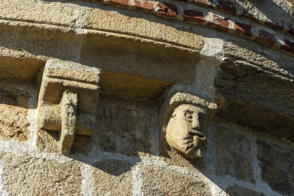 Issoire. Pillar (The Annunciation made to Mary) . The figures are illuminated by colorful light