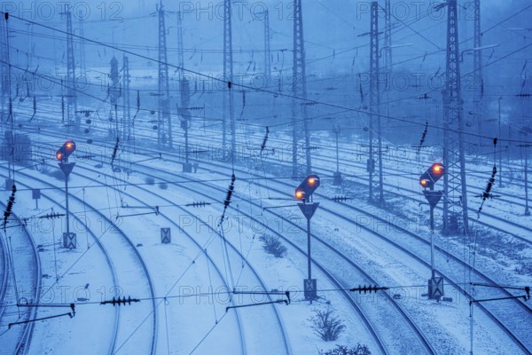 Winter weather, snowfall, signals, on the route east, in front of Essen main station, regional