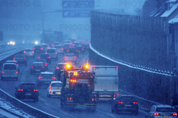 Winter maintenance, spreading vehicle, winter weather, motorway traffic, A40 motorway,